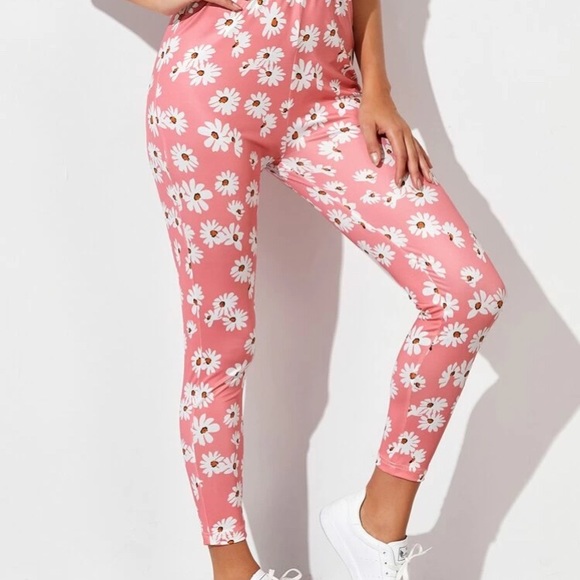 Pants - NWOT All over daisy print leggings